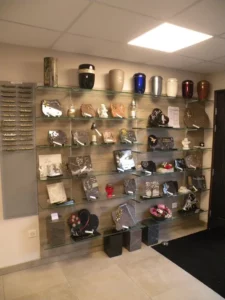 Boutique d'articles funéraires exposant des plaques commémoratives personnalisées et des urnes