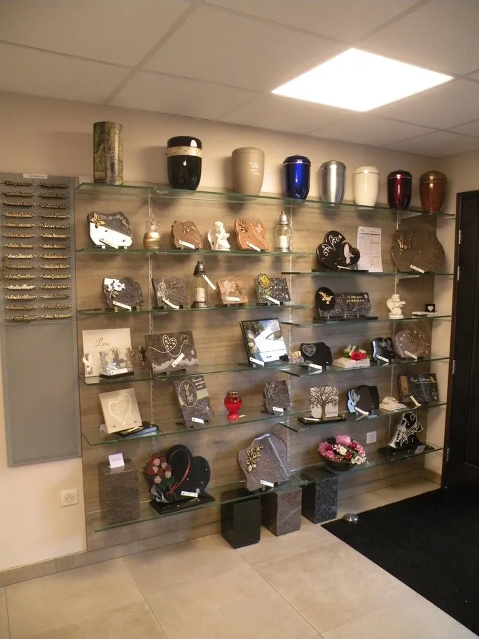 Boutique d'articles funéraires exposant des plaques commémoratives personnalisées et des urnes
