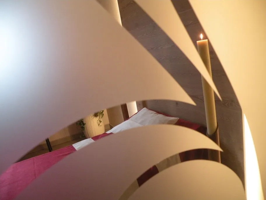 Vue partielle de la chambre funéraire apaisante avec lit de présentation et grande bougie allumée